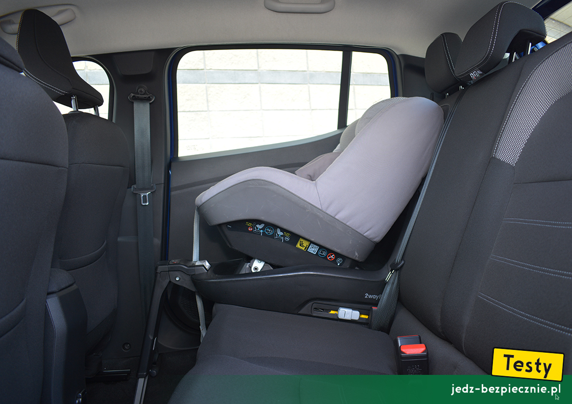 TESTY | Dacia Sandero III - próby z montażem na bazie Maxi-Cosi 2WayFix fotelika dziecięcego 2WayPearl, kanapa, przodem do kierunku jazdy