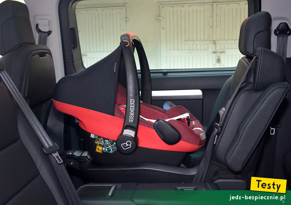 Testy - Peugeot e-Traveller - fotelik Maxi-Cosi Pebble Plus tyłem do kierunku jazdy w II rzędzie siedzeń