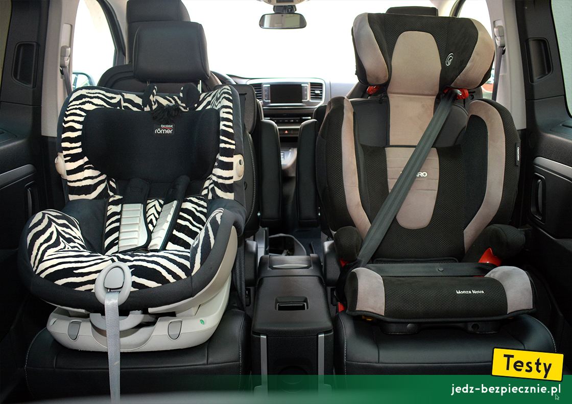 Testy - Peugeot e-Traveller - dwa foteliki dziecięce w II rzędzie siedzeń w pozycji tyłem do kierunku jazdy