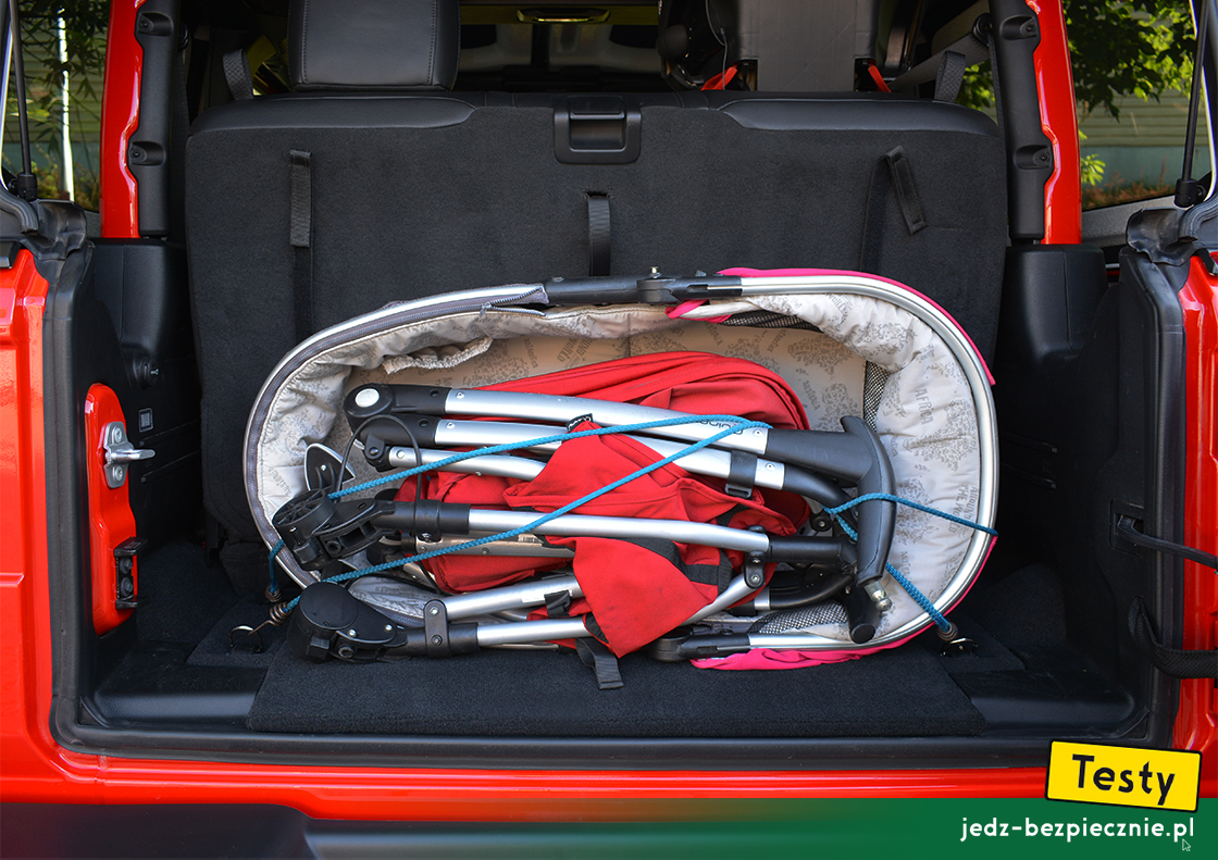 Testy - Jeep Wrangler JL - przód samochodu - próba spakowania do bagażnika dwóch wózków dziecięcych