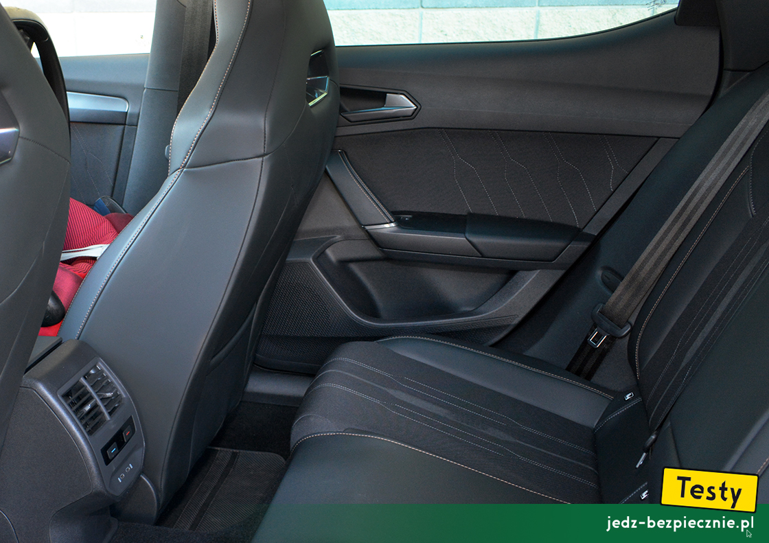 Testy - Cupra Leon e-Hybrid hatchback - miejsce na nogi osoby podróżującej na kanapie