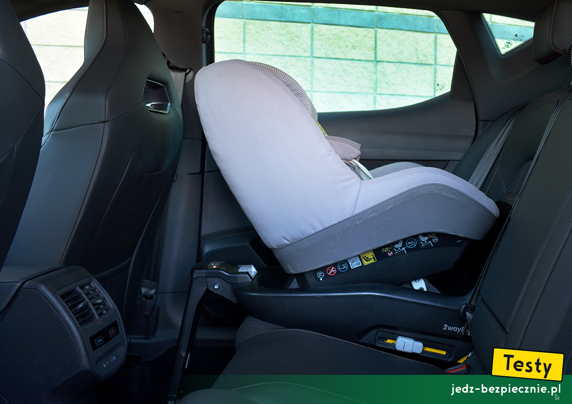 Testy - Cupra Leon e-Hybrid hatchback - próba z montażem na kanapie bazy Maxi-Cosi 2WayFix z fotelikiem Maxi-Cosi 2WayPearl, tyłem do kierunku jazdy