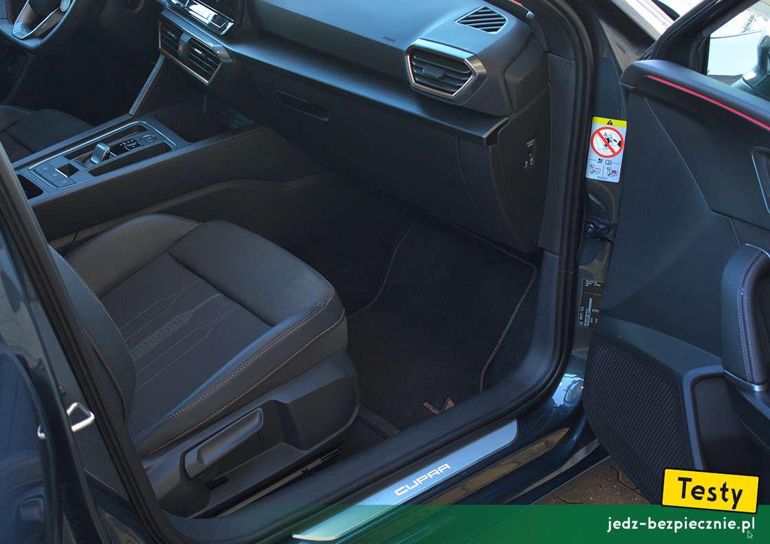 Testy - Cupra Leon e-Hybrid hatchback - miejsce z przodu na nogi pasażera