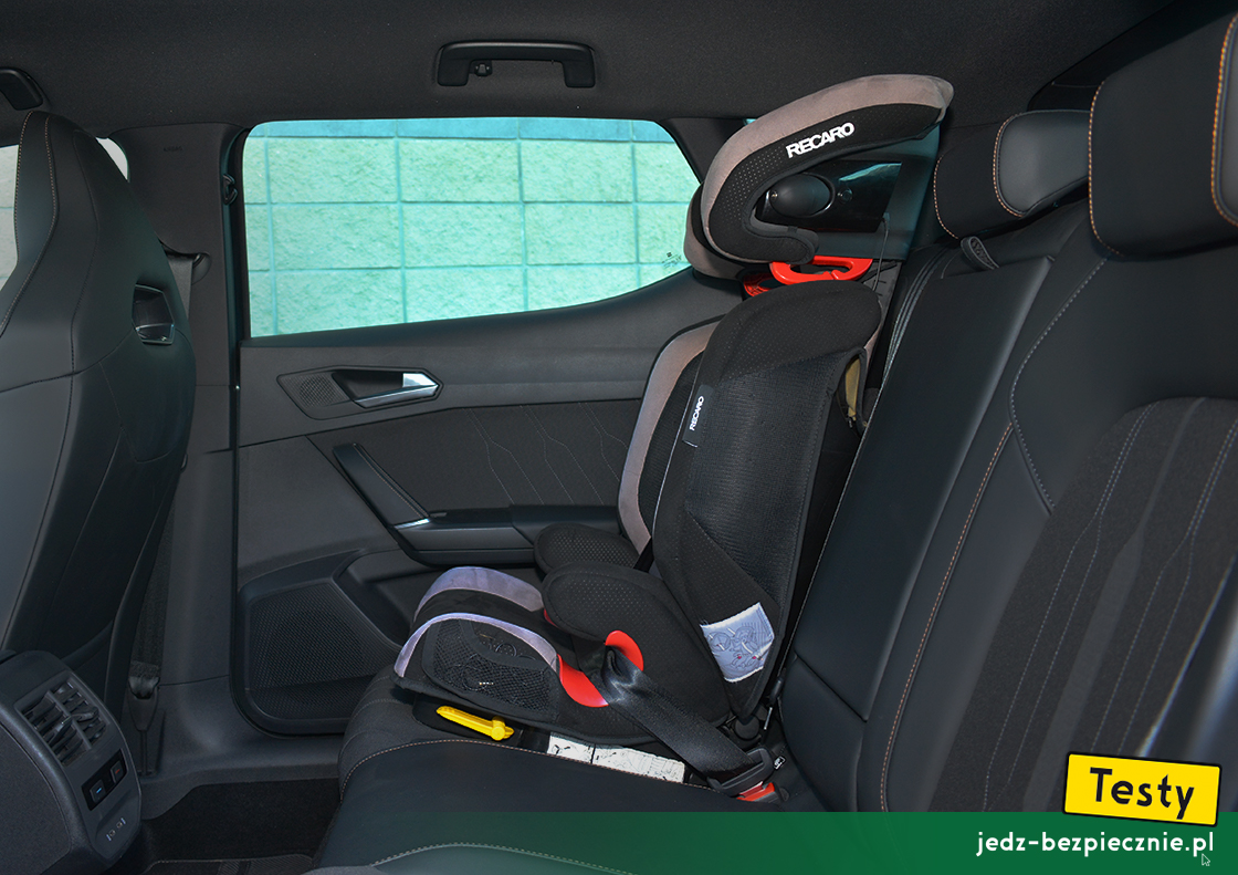 Testy - Cupra Leon e-Hybrid hatchback - próba z montażem fotelika Recaro Monza Nova 2 Seatfix, skrajne miejsce pasażera, przodem do kierunku jazdy