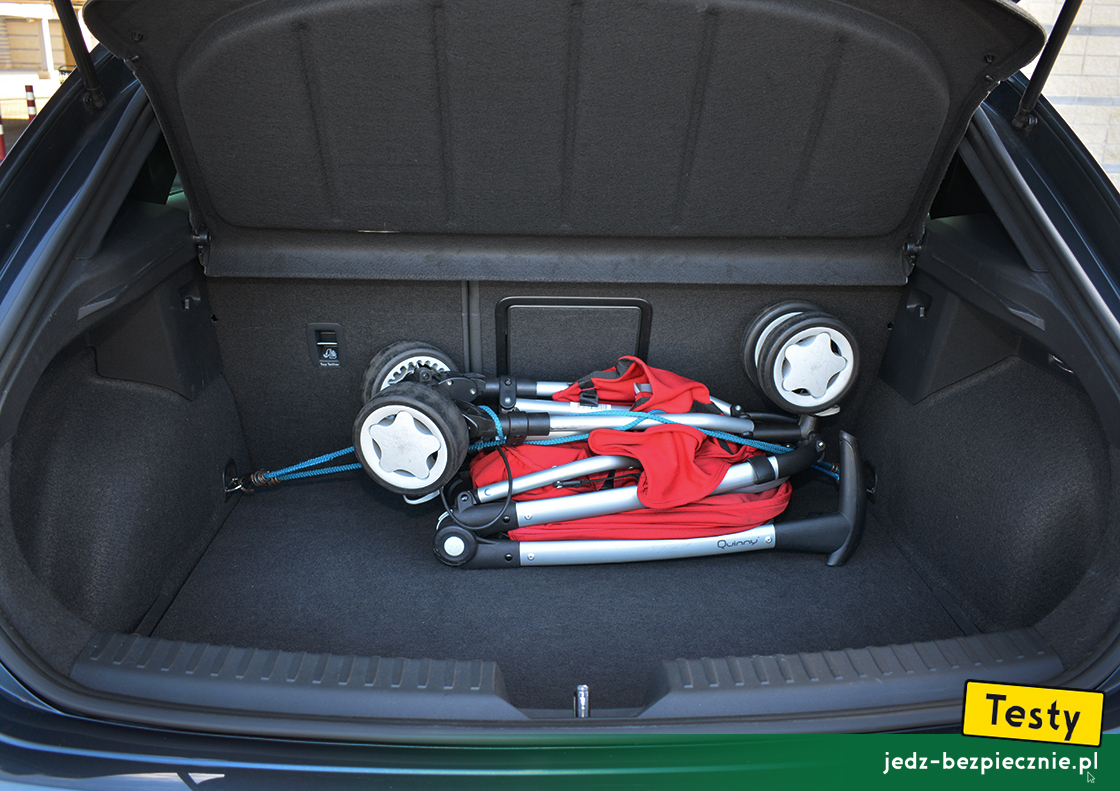 Testy - Cupra Leon e-Hybrid hatchback - próba z pakowaniem do bagażnika wózka-spacerówki dziecięcej Quinny