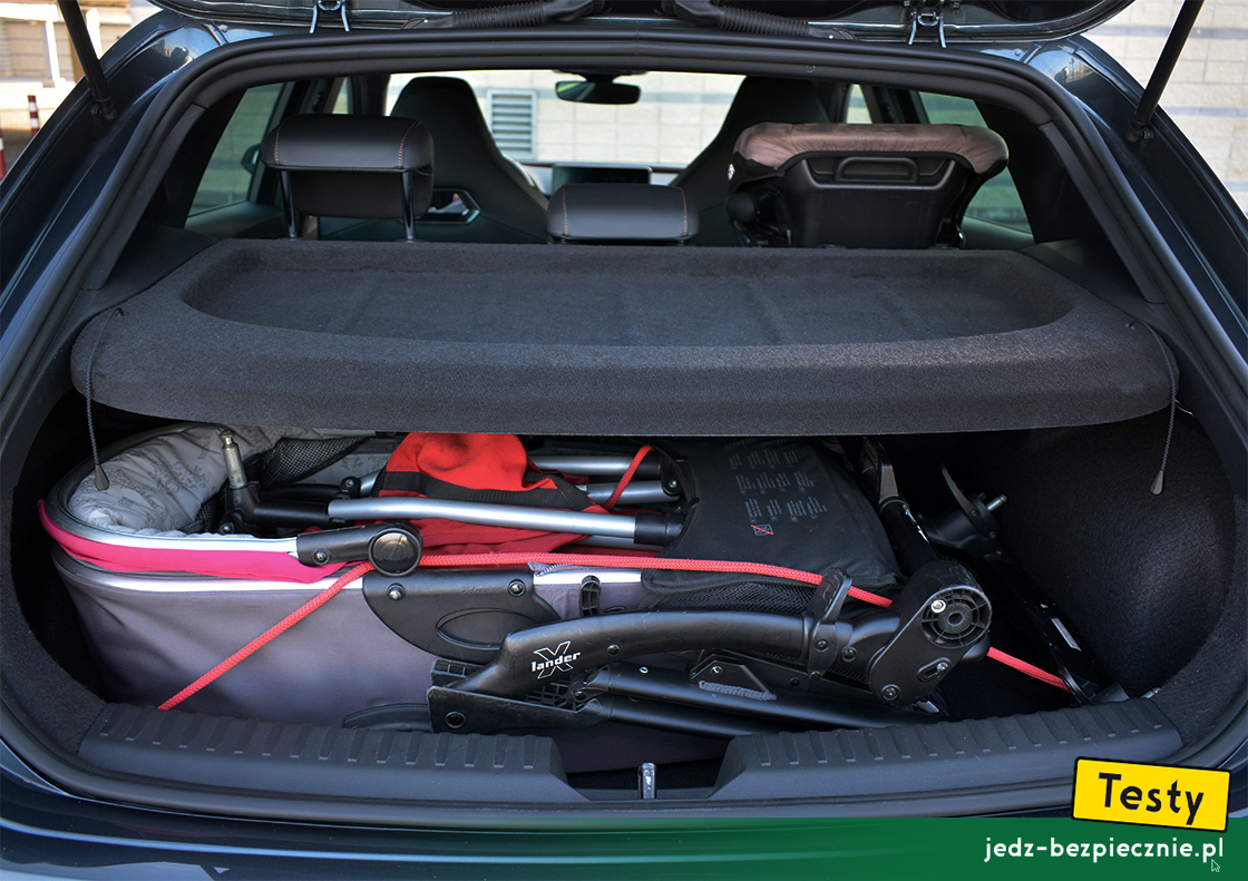 Testy - Cupra Leon e-Hybrid hatchback - próba z pakowaniem do bagażnika dwóch wózków dziecięcych