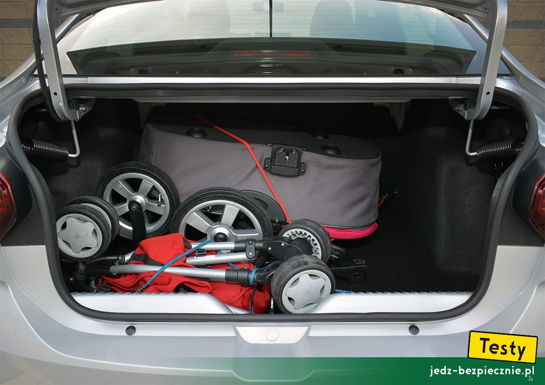 Testy - Dacia Logan III - próba z pakowaniem do bagażnika dwóch wózków dziecięcych