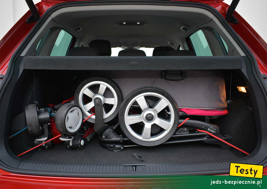Testy - Volkswagen Tiguan II eHybrid fl 2020 - próby z jednoczesnym pakowaniem do bagażnika wózka z gondolą i tzw. parasolki