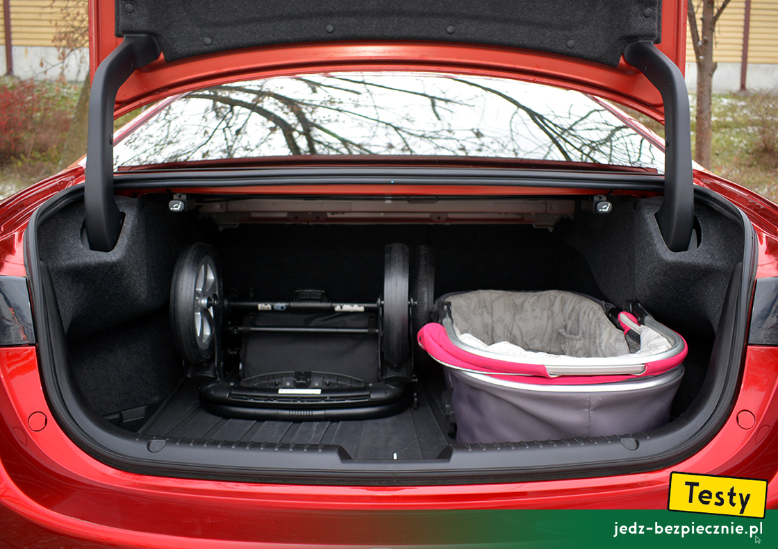 Testy - Mazda 6 III faceliting 2 sedan - próby z pakowaniem do bagażnika wózka dziecięcego z gondolą