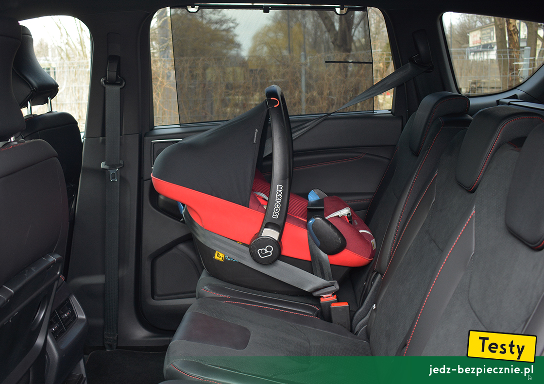 Testy - Ford S-Max hybrid - próba z montażem fotelika Maxi-Cosi Pebble Plus na skrajnym miejscu w II rzędzie, za pasażerem, tyłem do kierunku jazdy, montaż pasem bezpieczeństwa