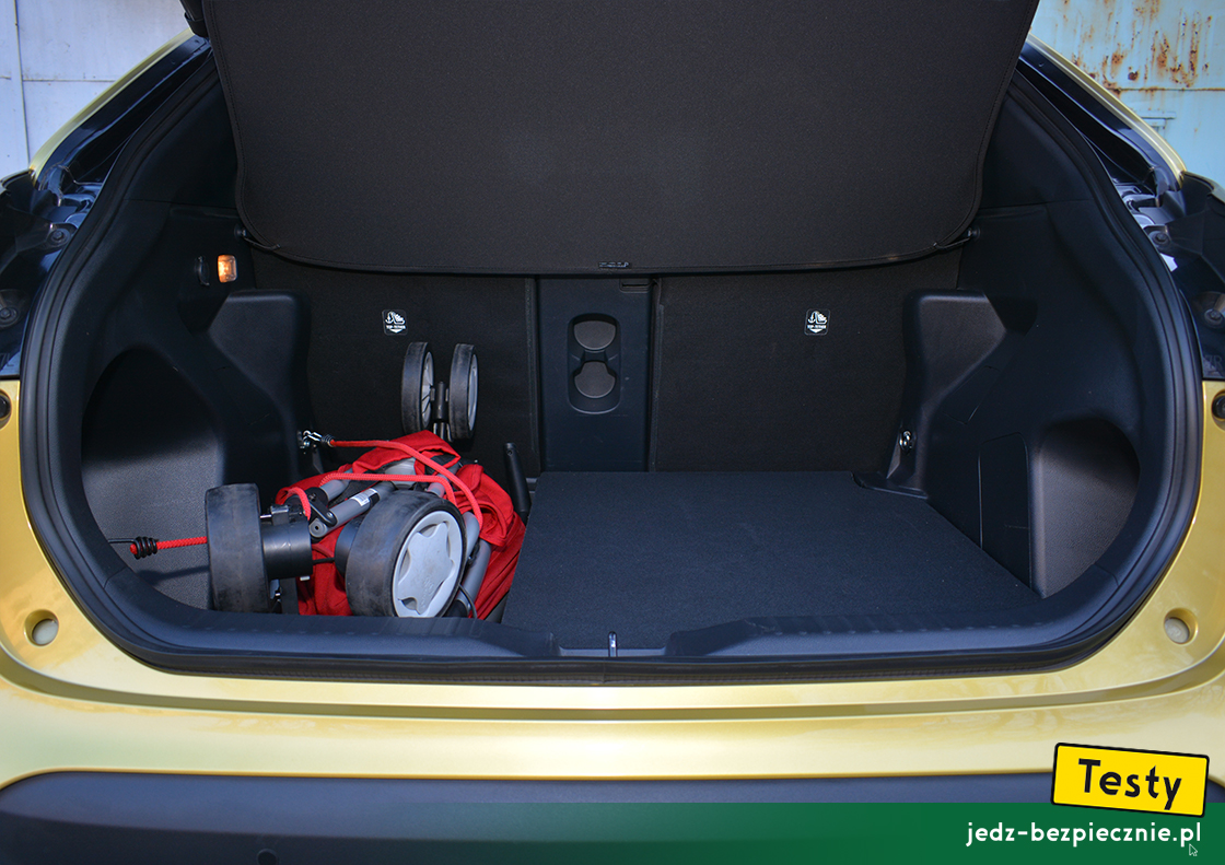 Testy - Toyota Yaris Cross - próba z pakowaniem do bagażnika wózka spacerówki Quinny Zapp Xtra 2