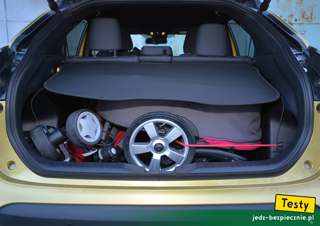 Testy - Toyota Yaris Cross - próby z pakowaniem do bagażnika dwóch wózków dziecięcych
