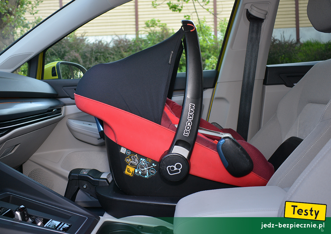 Testy - Volkswagen Golf VIII hatchback eHybrid - próba z montażem fotelika/nosidełka na miejscu pasażera, tyłem do kierunku jazdy, baza, Isofix, i-Size