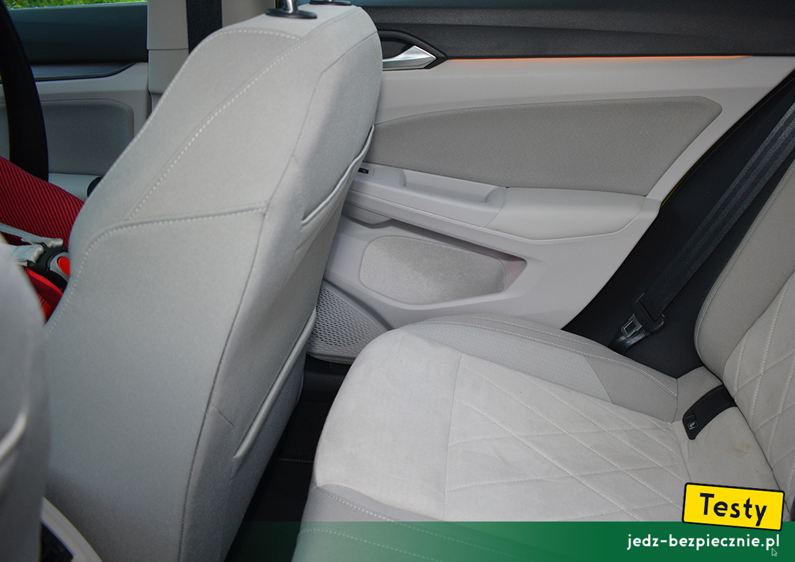 Testy - Volkswagen Golf VIII hatchback eHybrid - miejsce na nogi dla pasażera, kanapa