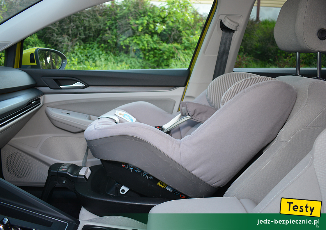 Testy - Volkswagen Golf VIII hatchback eHybrid - próba z montażem fotelika dziecięcego na miejscu pasażera, przodem do kierunku jazdy, baza, Isofix, i-Size