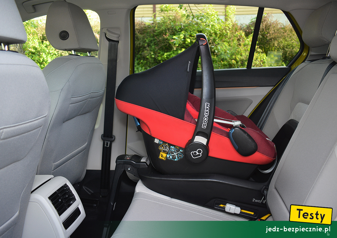 Testy - Volkswagen Golf VIII hatchback eHybrid - próba z montażem fotelika/nosidełka dziecięcego na kanapie, tyłem do kierunku jazdy, baza, Isofix, i-Size