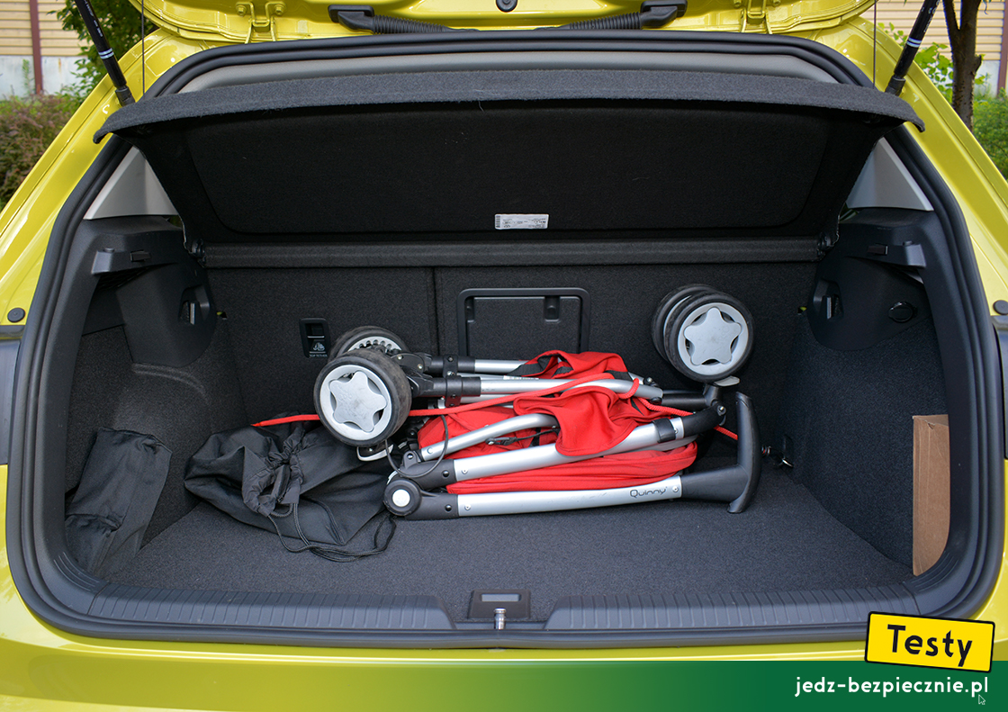 Testy - Volkswagen Golf VIII hatchback eHybrid - próby z wózkiem dziecięcym, spacerówka, Quinny