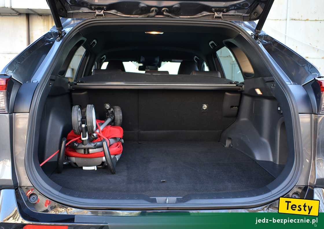 Testy - Suzuki Across hybrid plug-in - próba z pakowaniem do bagażnika złożonej spacerówki