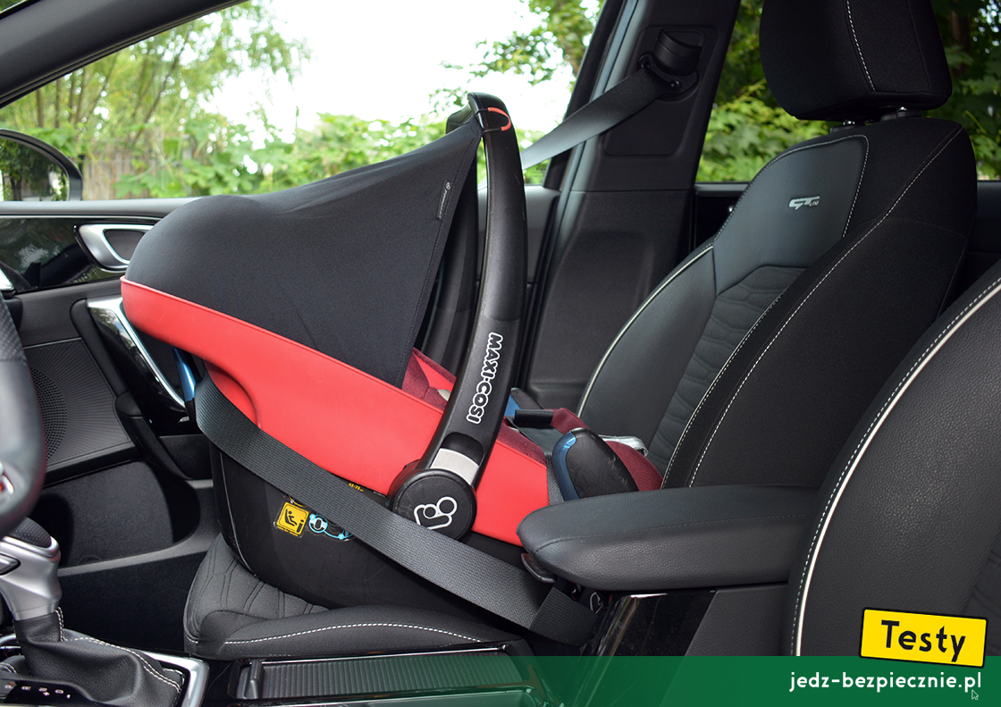 Testy - Kia Ceed III hatchback - próba z montażem fotelika dziecięcego Maxi-Cosi, przód, tyłem do kierunku jazdy, samochodowy pas bezpieczeństwa