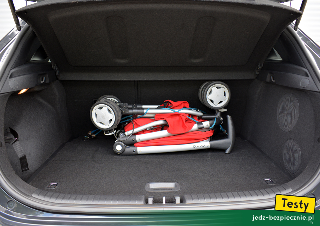 Testy - Kia Ceed III hatchback - próba z pakowaniem do bagażnika wózka dziecięcego - spacerówki Quinny