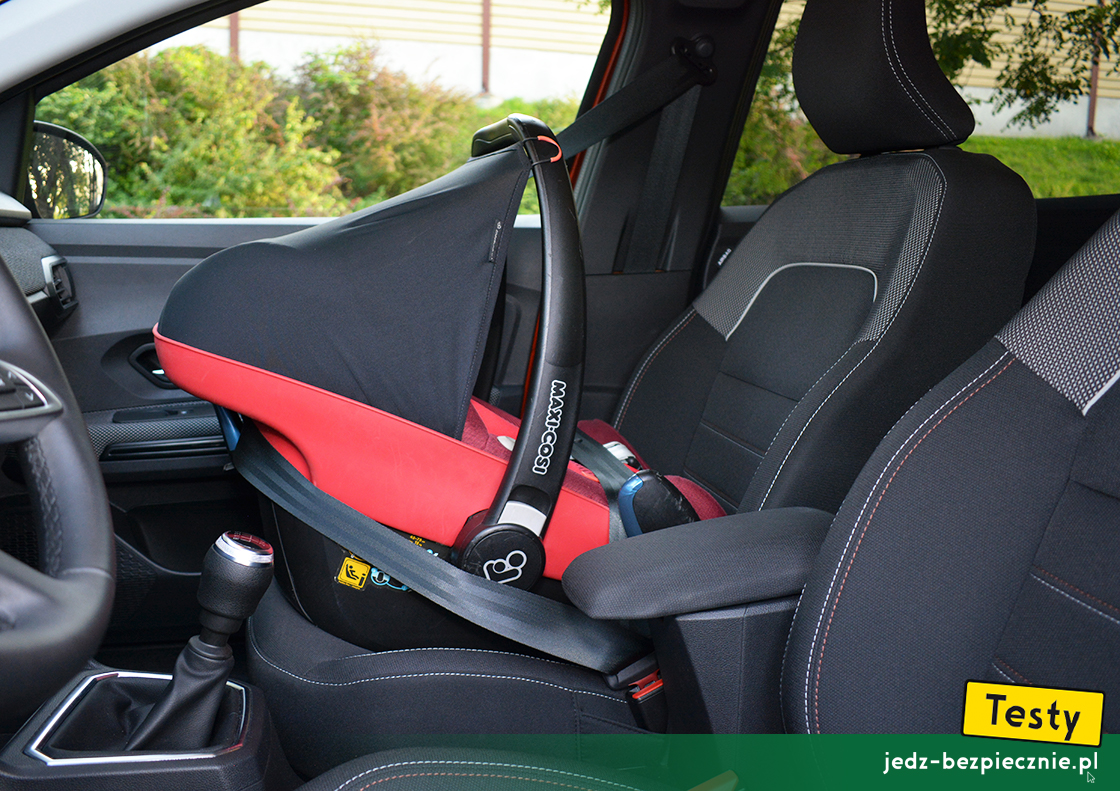 Testy - Dacia Jogger 5-osobowa - próba z montażem fotelika dziecięcego na miejscu pasażera, pas bezpieczeństwa, tyłem do kierunku jazdy