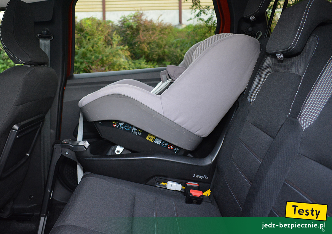 Testy - Dacia Jogger 5-osobowa - próba z montażem fotelika dziecięcego na kanapie, Isofix, i-Size, baza, przodem do kierunku jazdy