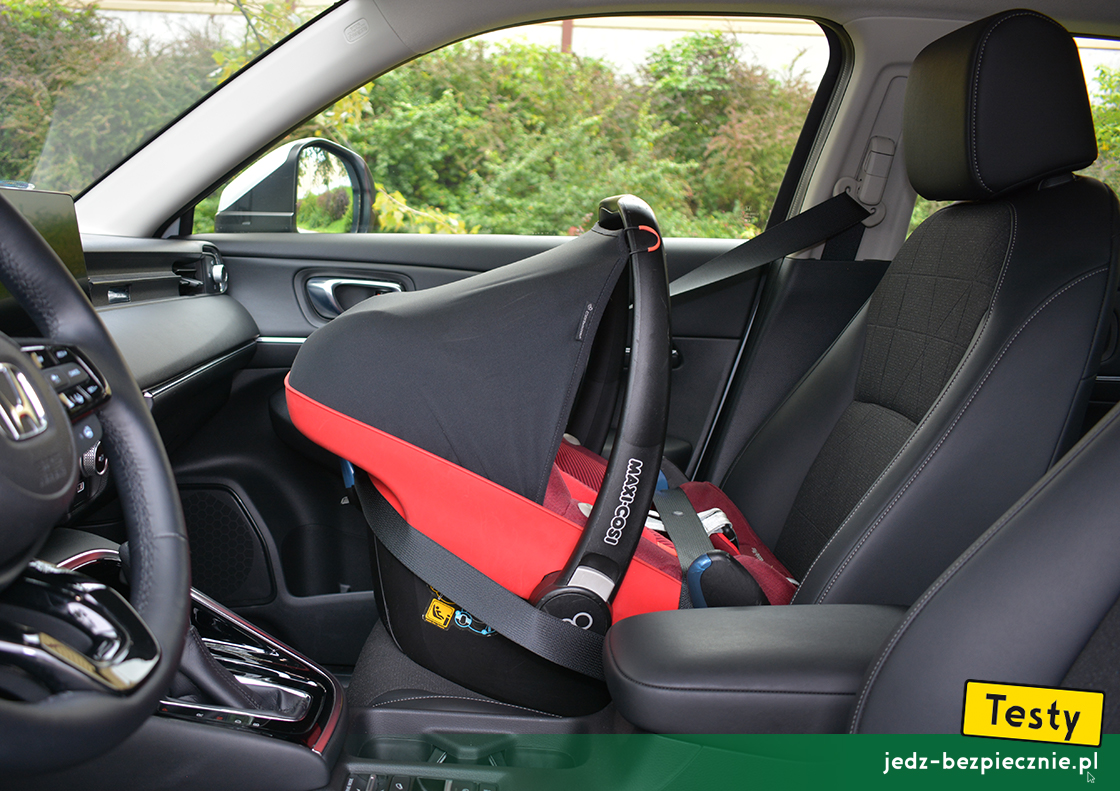 Testy - Honda HR-V e:HEV - próba montażu fotelika dziecięcego, nosidełko, fotel pasażera, tyłem do kierunku jazdy, samochodowy pas bezpieczeństwa, poduszka powietrzna, dezaktywacja, grupa 0/0+