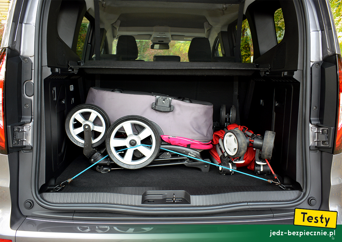 Testy - Nissan Townstar kombi - próby z pakowaniem do bagażnika dwóch wózków dziecięcych