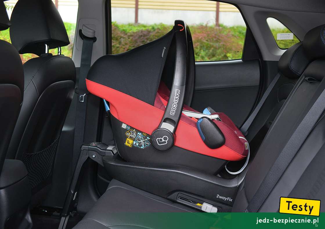 Testy - Hyundai Kona EV - próba z montażem nosidełka samochodowego dla dzieci, baza, Isofix, i-size, Maxi-Cosi, kanapa, tyłem do kierunku jazdy