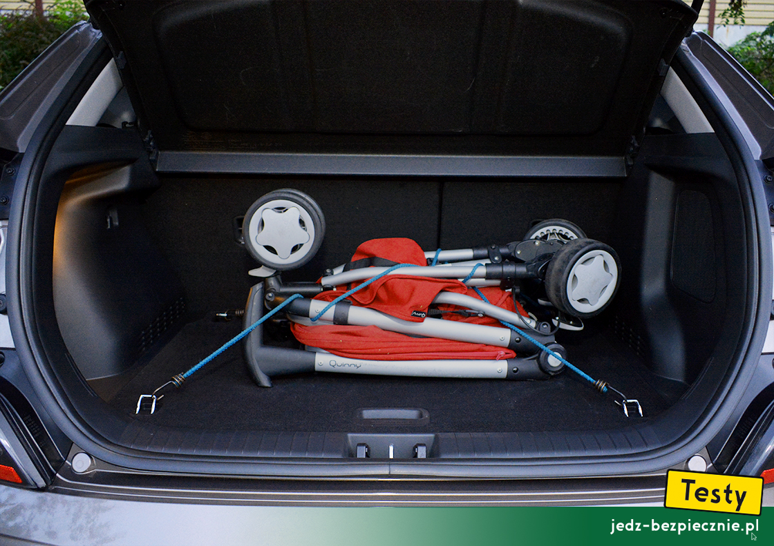 Testy - Hyundai Kona EV - próba z pakowaniem do bagażnika wózka dziecięcego Quinny, spacerówka
