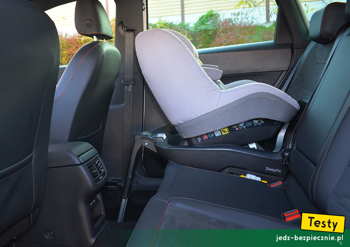 Testy - SEAT Ateca 4Drive facelifting - montaż fotelika dziecięcego, baza Isofix, grupa 0/1, kanapa, tyłem do kierunku jazdy