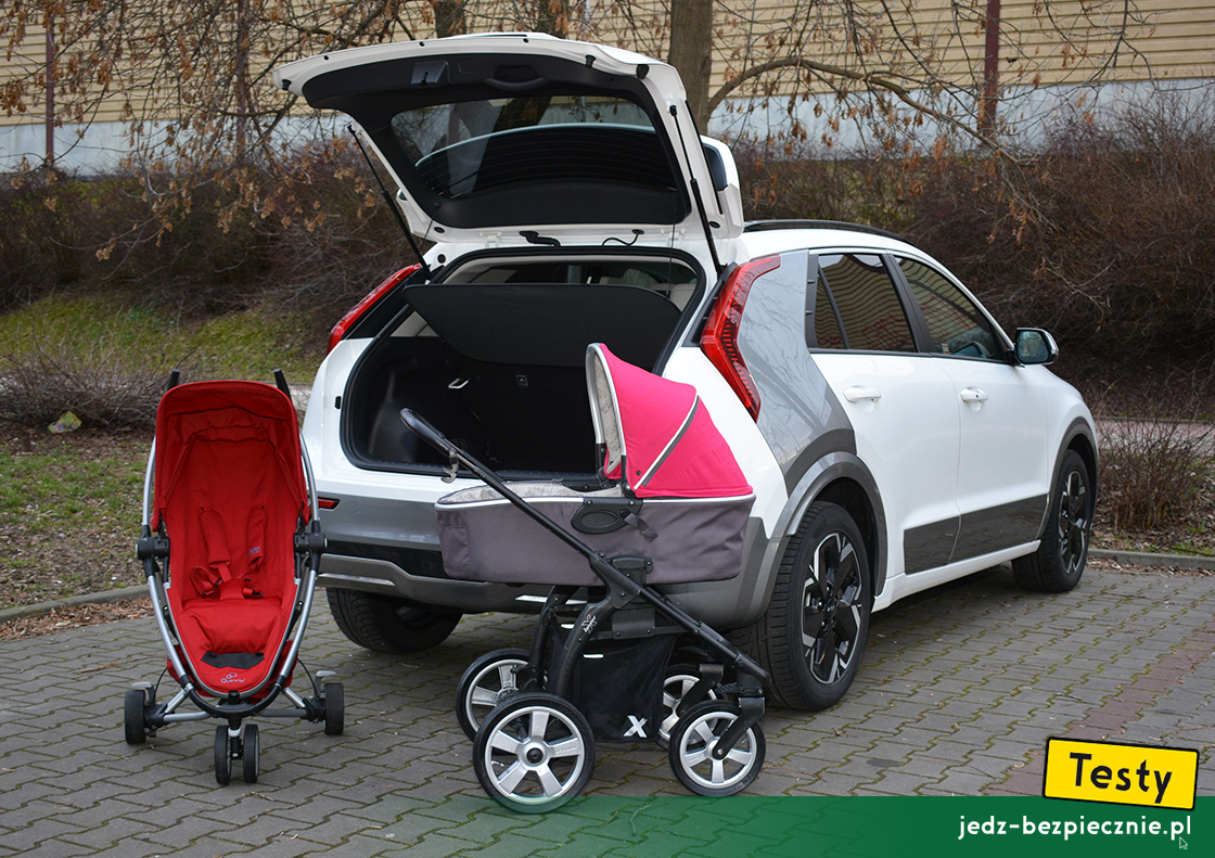Testy - Kia Niro II EV - próby z pakowaniem do bagażnika wózków dziecięcych