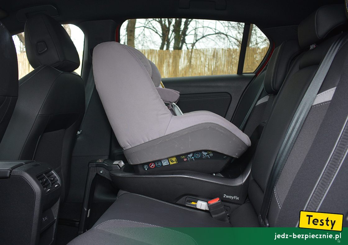 Testy - Opel Astra VI hatchback plug-in - montaż fotelika dziecięcego, baza Isofix, grupa 0/1, kanapa, tyłem do kierunku jazdy