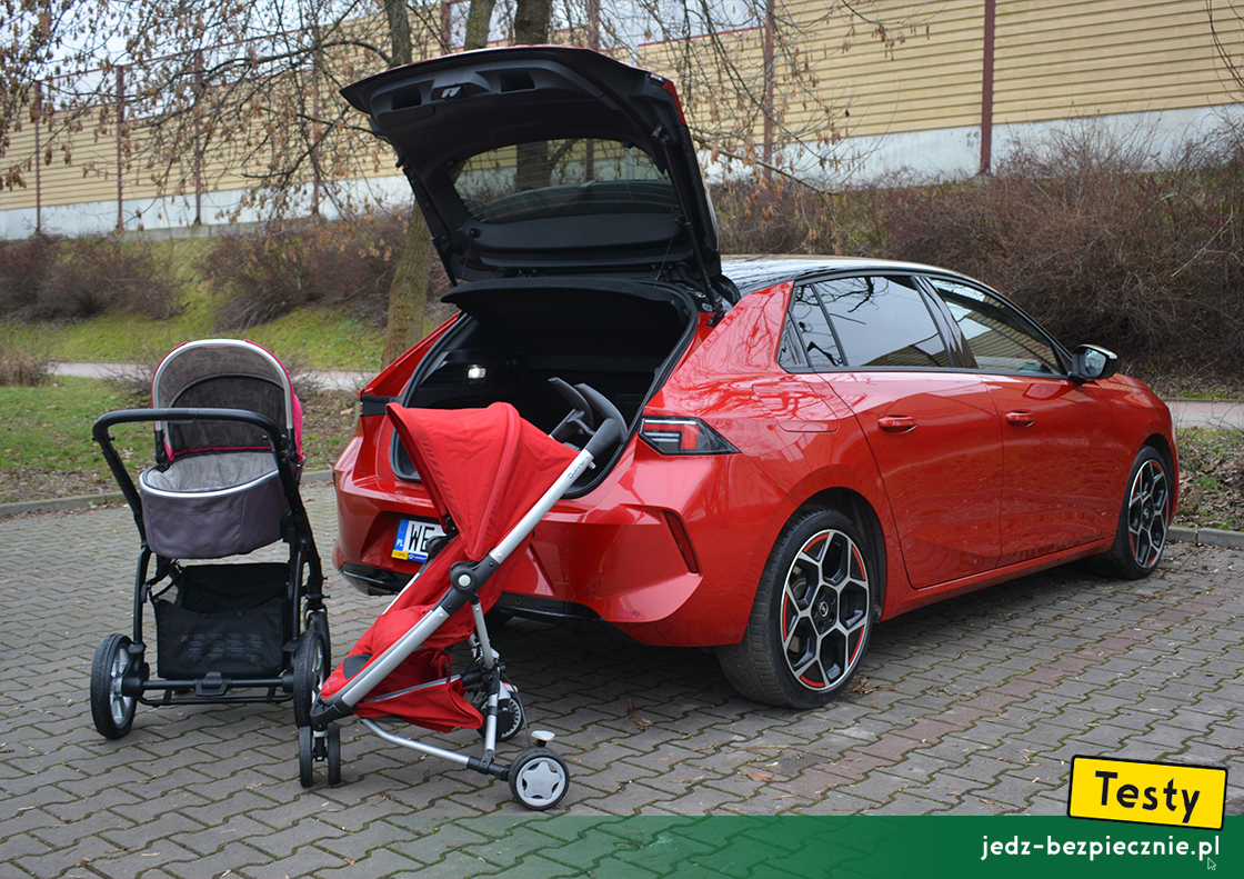 Testy - Opel Astra VI hatchback plug-in - próby z pakowaniem do bagażnika wózków dziecięcych