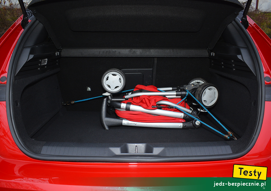 Testy - Opel Astra VI hatchback plug-in - próba z pakowaniem do bagażnika wózka dziecięcego, spacerówka, Quinny