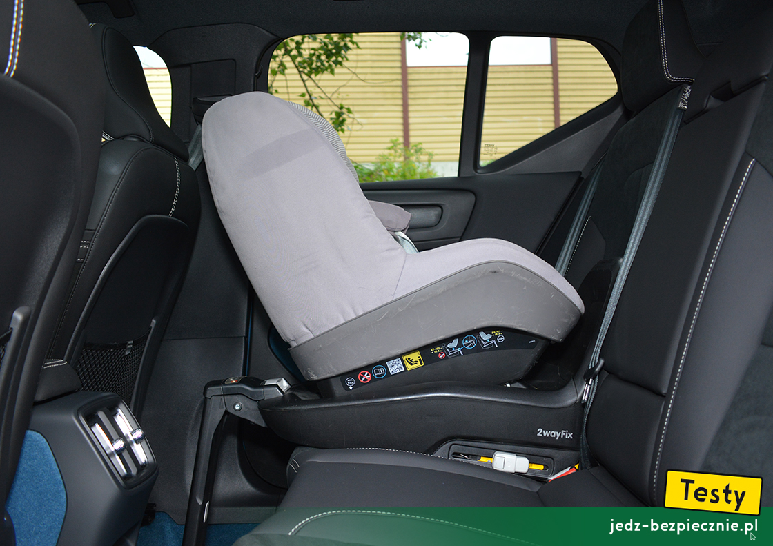 Testy - Volvo XC40 Recharge - montaż na kanapie fotelika dziecięcego, baza Isofix, grupa 0/1, tyłem do kierunku jazdy