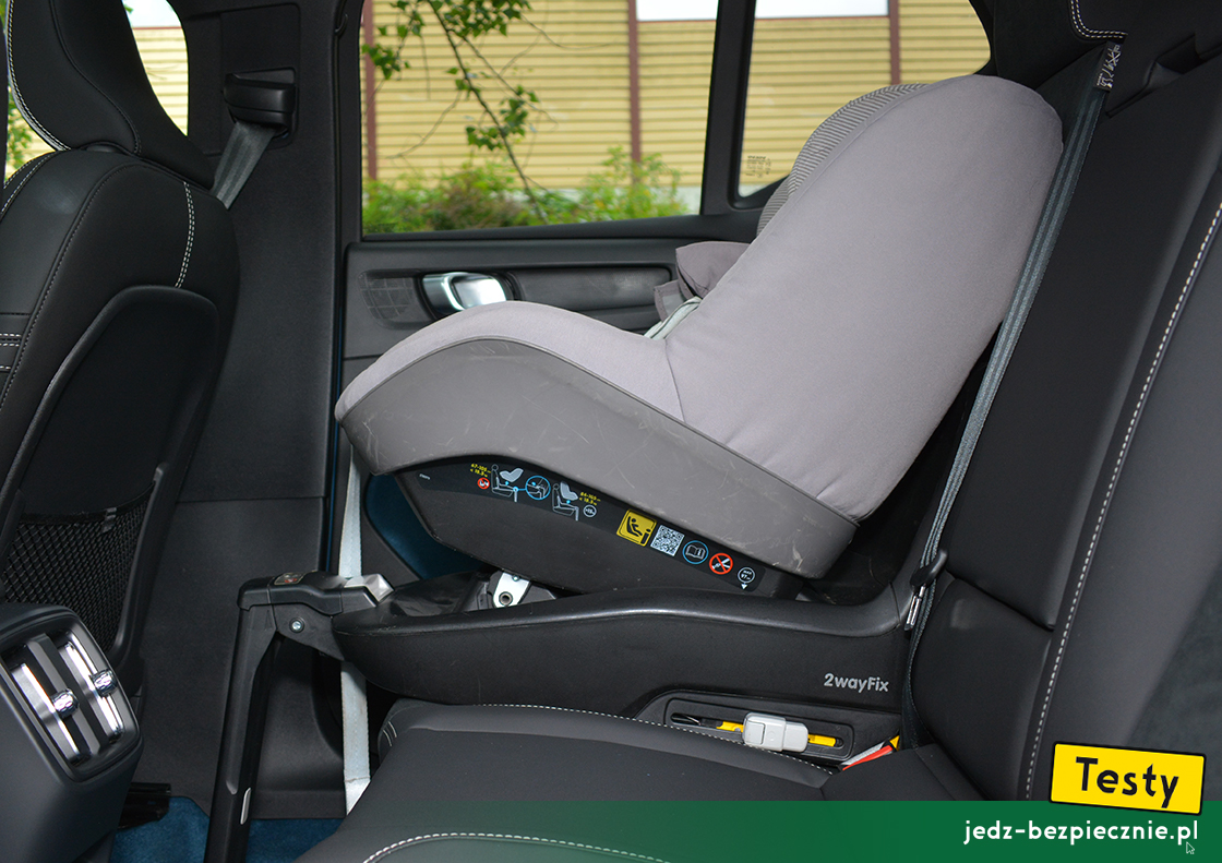 Testy - Volvo XC40 Recharge - montaż na kanapie fotelika dziecięcego, baza Isofix, grupa 0/1, przodem do kierunku jazdy