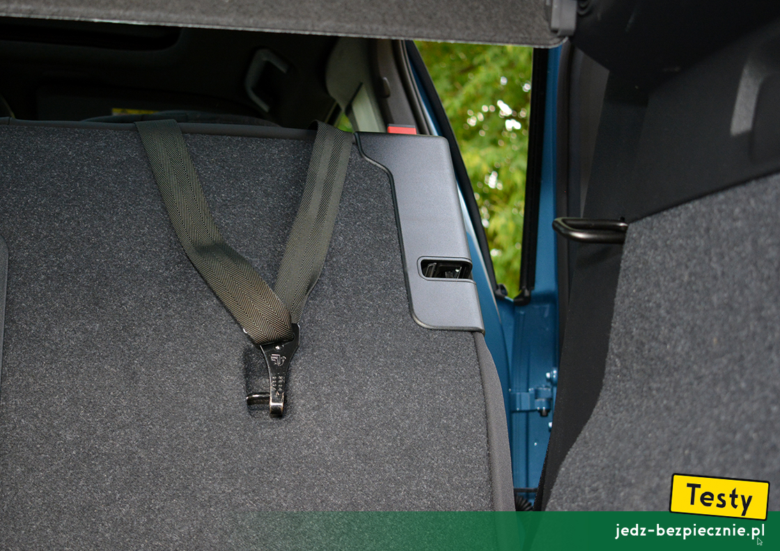 Testy - Volvo XC40 Recharge - zapięcie pasa top-tether, kanapa, fotelik dziecięcy, przodem do kierunku jazdy