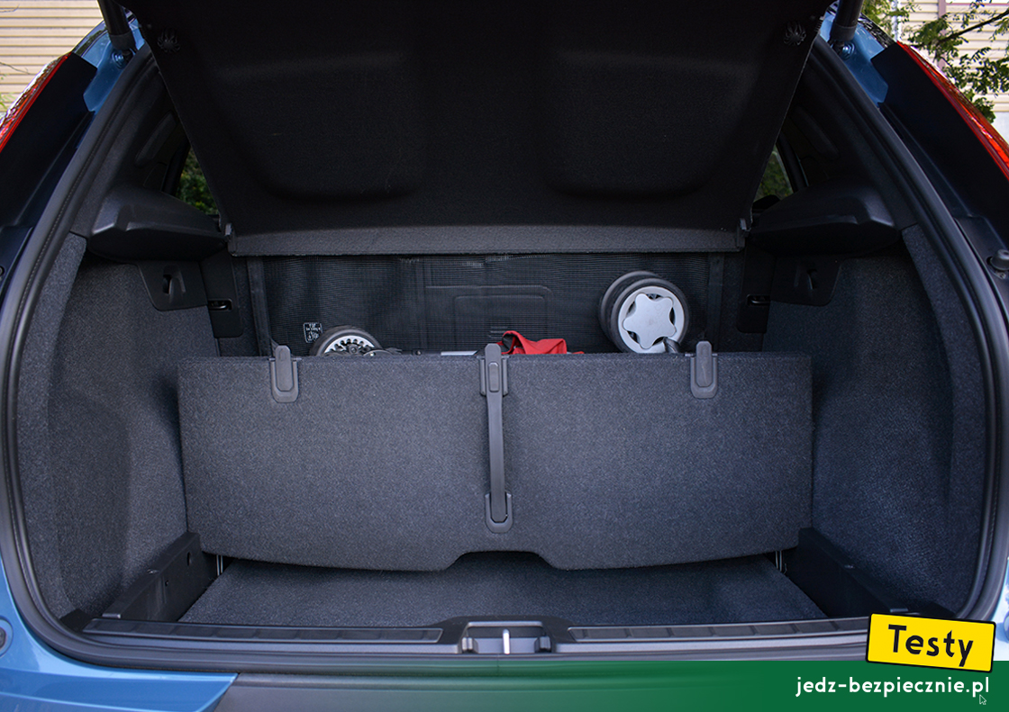 Testy - Volvo XC40 Recharge - próba z pakowaniem do bagażnika wózka dziecięcego, spacerówka, Quinny