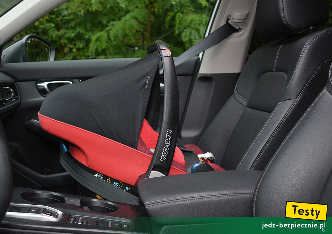 Testy - Honda Civic XI e:HEV - próba montażu fotelika dziecięcego na miejscu pasażera, tyłem do kierunku jazdy