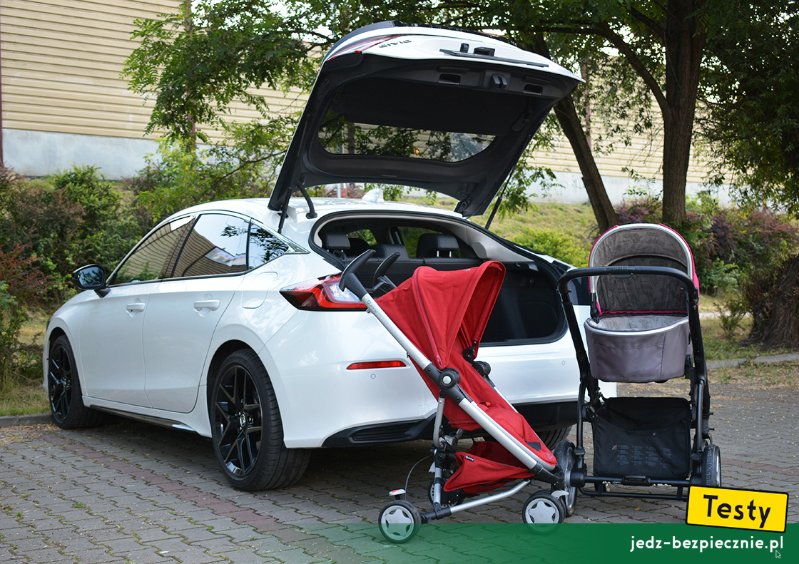 Testy - Honda Civic XI e:HEV - próby spakowania do bagażnika wózków dziecięcych