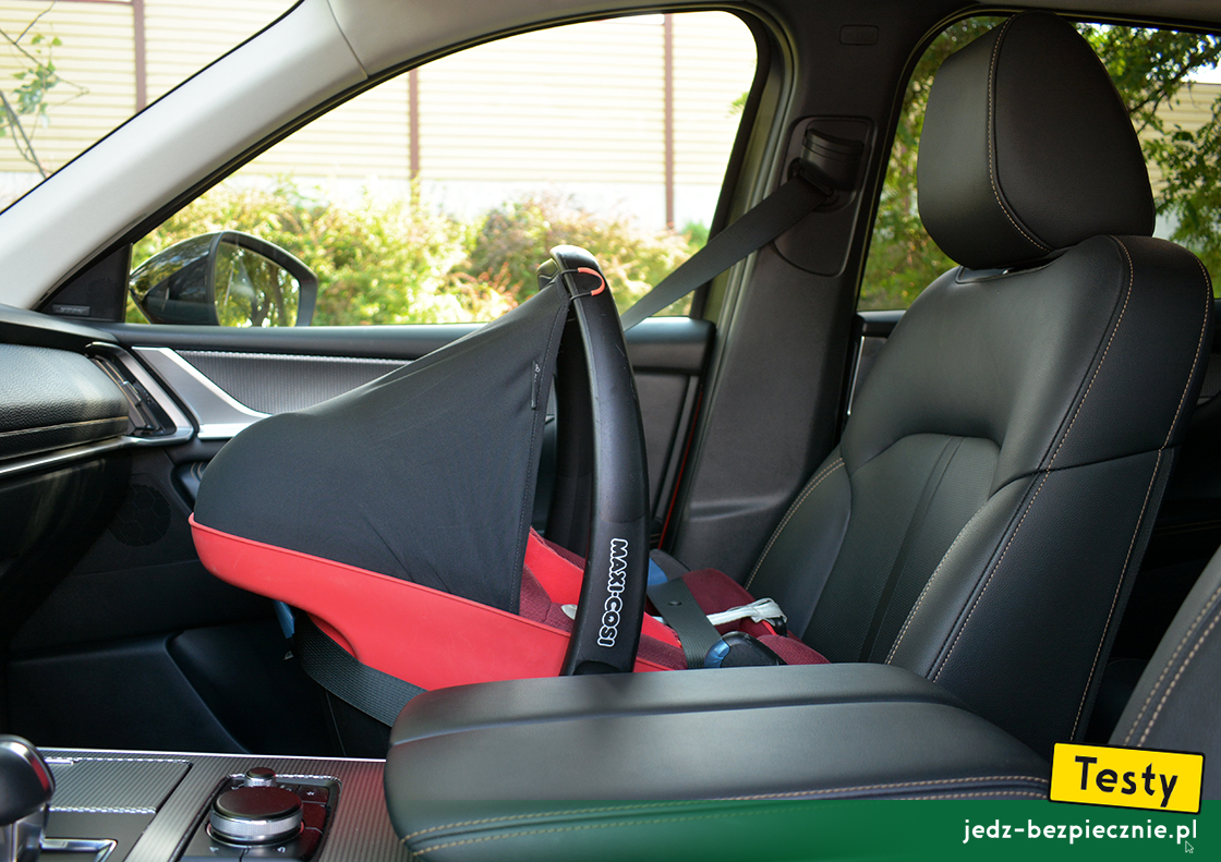 Testy - Mazda CX-60 plug-in - próba z montażem fotelika, nosidełka, dziecko, miejsce pasażera, tyłem do kierunku jazdy, dezaktywacja poduszki powietrznej, Maxi-Cosi, Pebble Plus