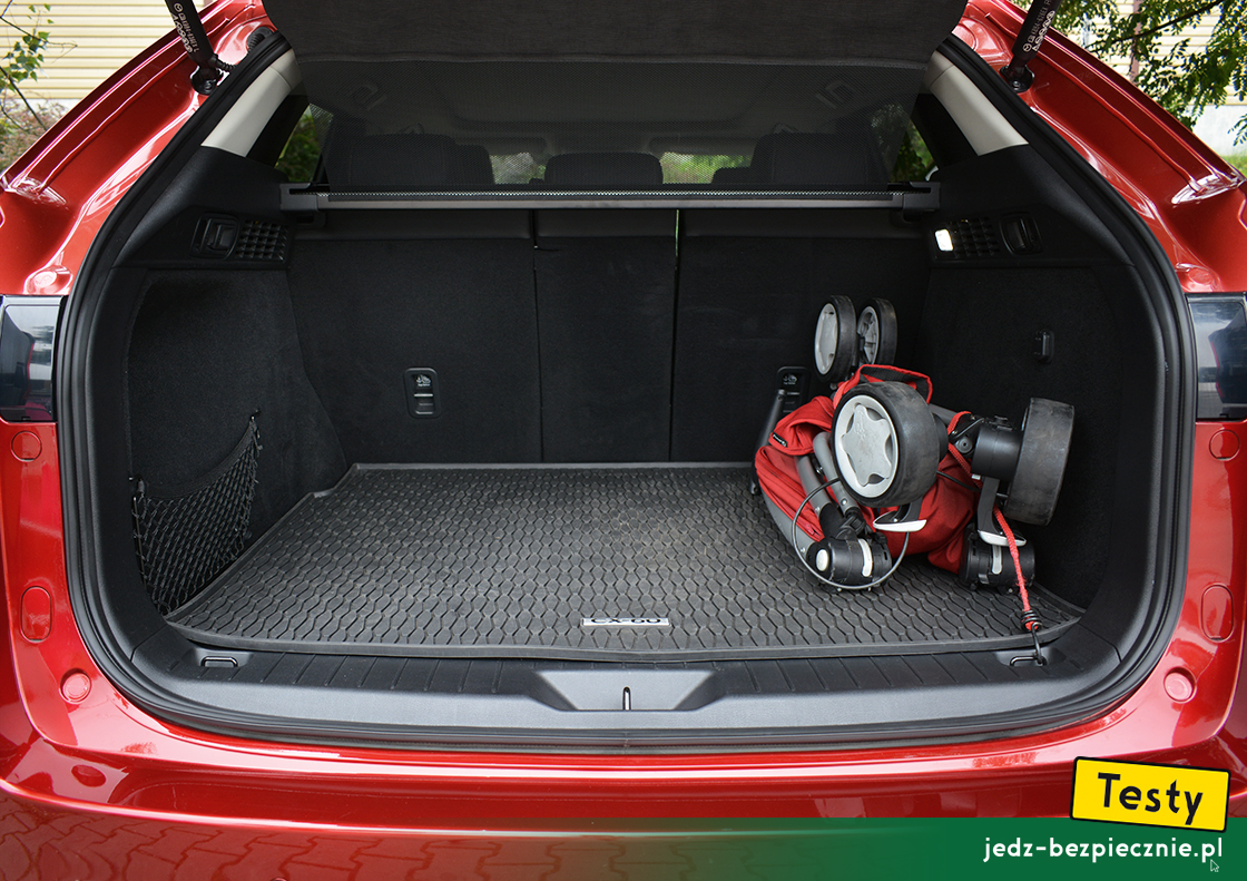 Testy - Mazda CX-60 plug-in - próba z zapakowaniem do bagażnika wózka dziecięcego Quinny, spacerówka