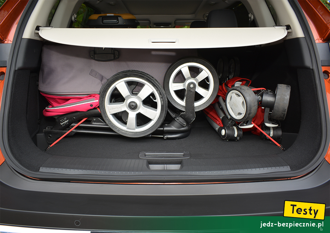 Testy - Nissan X-Trail - pakowanie do bagażnika wersji 5-osobowej dwóch wózków dziecięcych, X-lander i Quinny