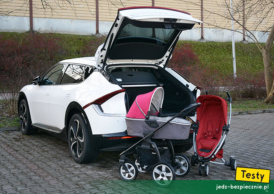 Testy - Kia EV6 - próby spakowania do bagażnika samochodu wózków dziecięcych