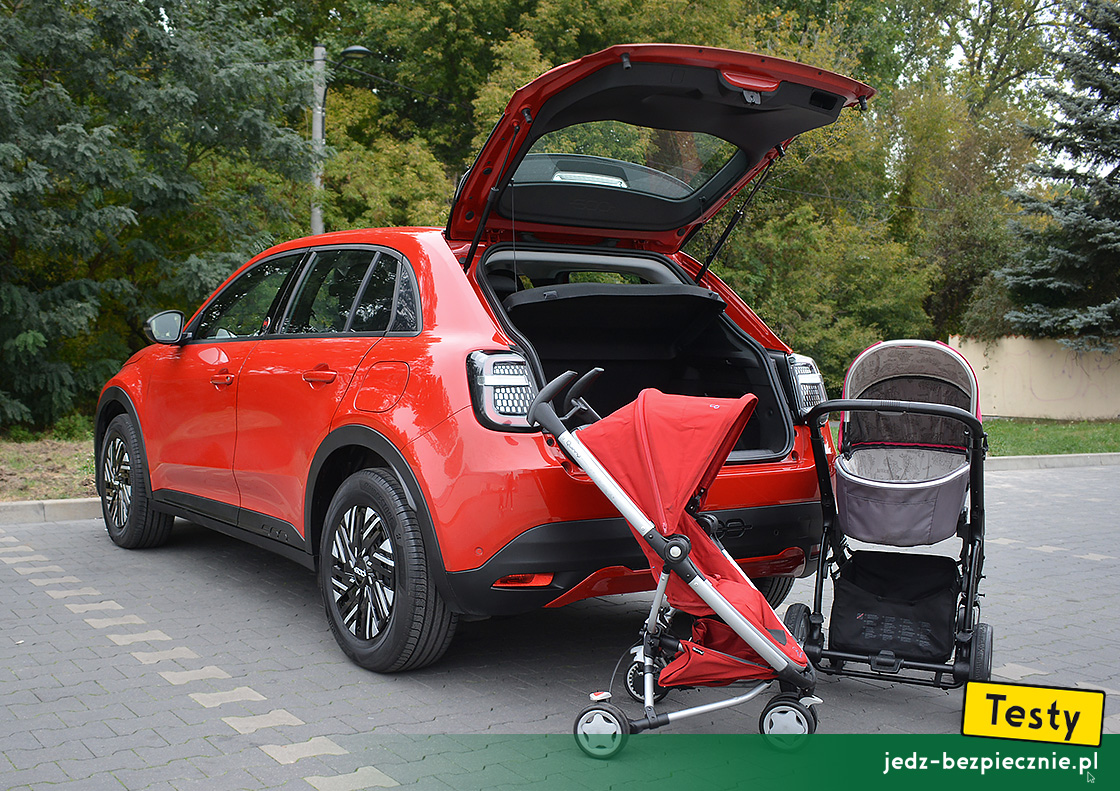 Testy - Fiat 600e - próby spakowania wózków dziecięcych do bagażnika samochodu