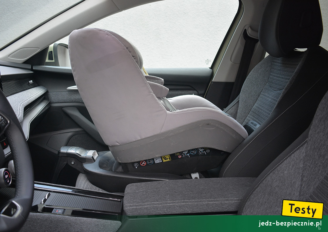 TESTY | Skoda Superb IV kombi plug-in | próby z montażem fotelika dla dzieci, baza Isofix, i-Size, tyłem do kierunku jazdy, nieaktywna poduszka powietrzna, fotel pasażera