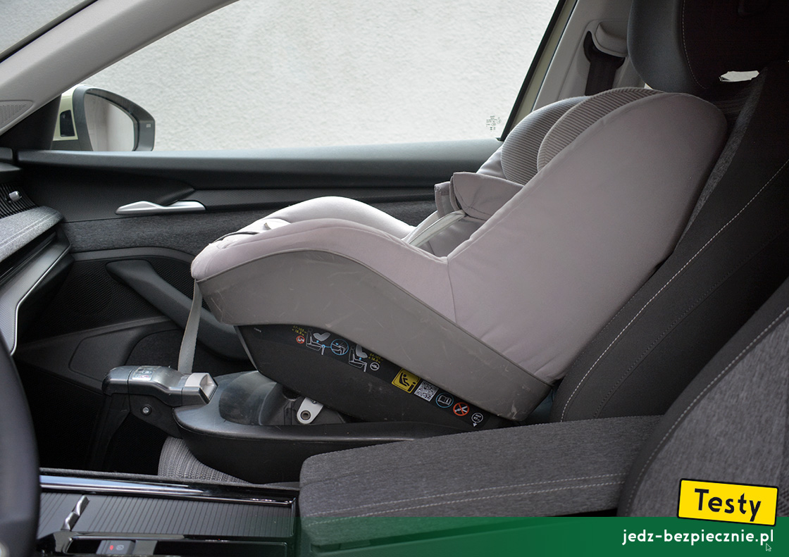 TESTY | Skoda Superb IV kombi plug-in | próby z montażem nosidełka dla dzieci, baza Isofix, i-Size, przodem do kierunku jazdy, nieaktywna poduszka powietrzna, fotel pasażera