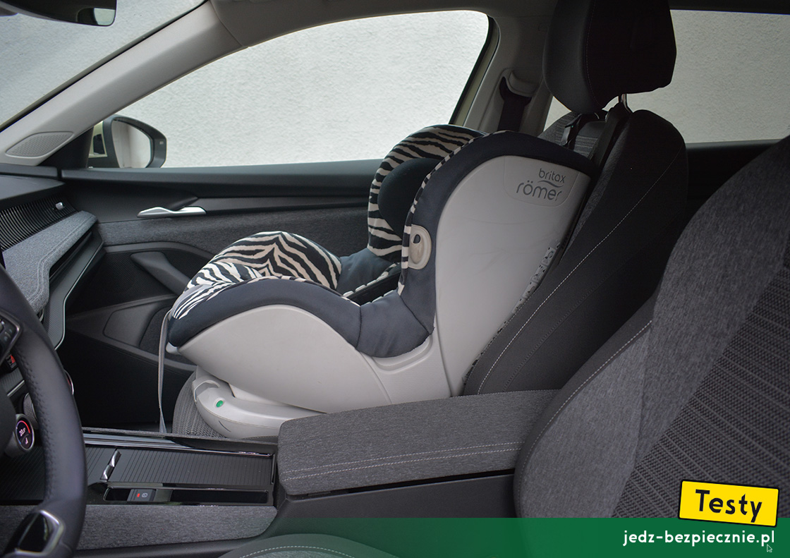 TESTY | Skoda Superb IV kombi plug-in | próby z montażem fotelika dla dzieci, Isofix, top-tether, przodem do kierunku jazdy, fotel pasażera