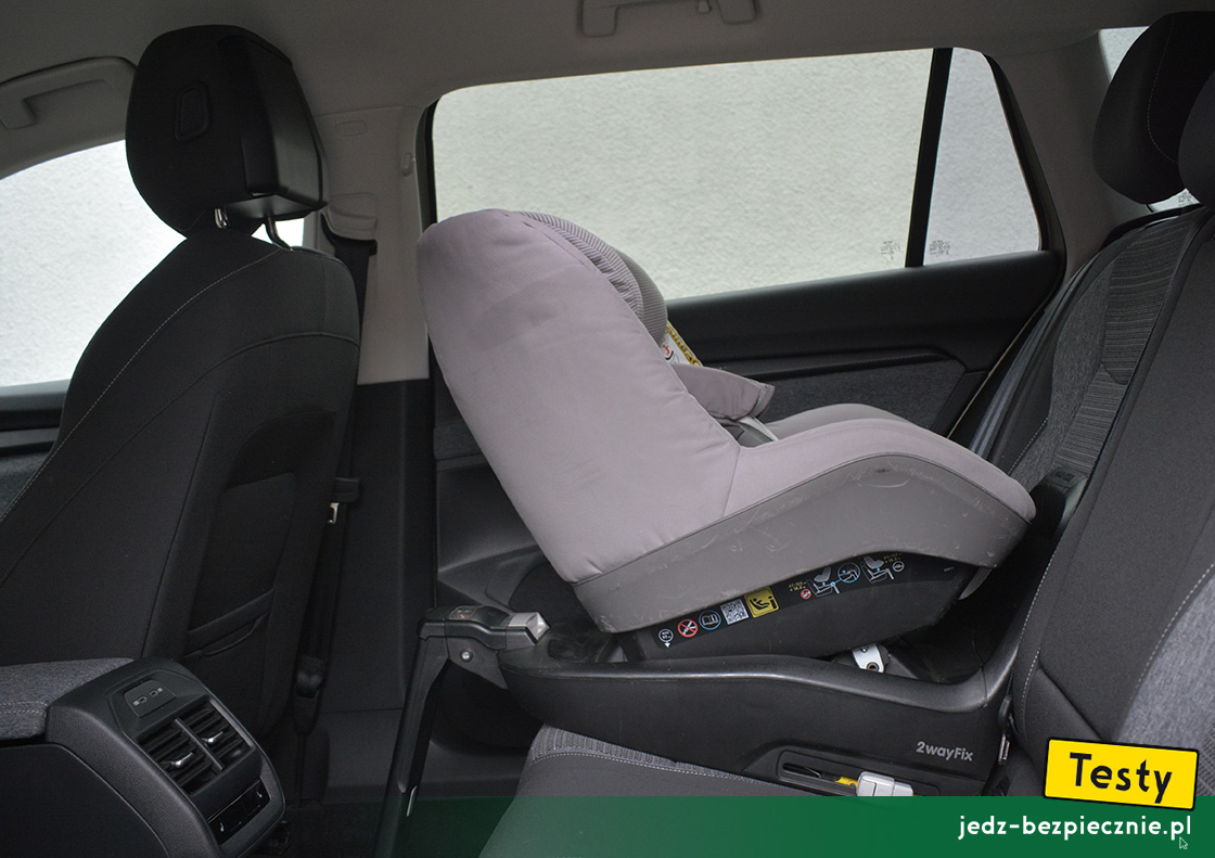TESTY | Skoda Superb IV kombi plug-in | próby z montażem fotelika dla dzieci, baza Isofix, i-Size, tyłem do kierunku jazdy, kanapa